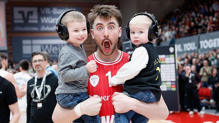 Frisuren-Vorbild für Fans, sportlich auch für seine Kinder: Zac Seljaas war beim Derbysieg der Würzburg Baskets gegen die Bamberg Baskets erneut einer der Leistungsträger.