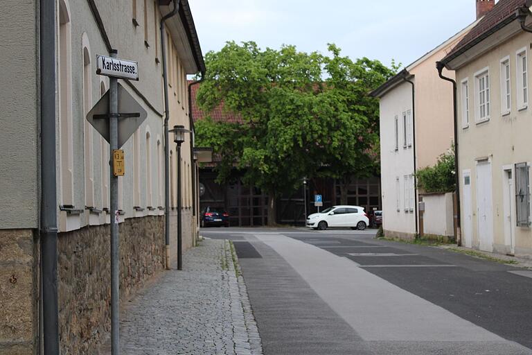 Mitte Juli sollen die Kanalsanierungsarbeiten in der Karlsstraße in Ostheim beginnen. Im Zuge der städtebaulichen Maßnahme sollen in der Straße auch drei Bäume gepflanzt werden. Mitte Juli sollen die Kanalsanierungsarbeiten in der Karlsstraße in Ostheim beginnen. Im Zuge der städtebaulichen Maßnahme sollen in der Straße auch drei Bäume gepflanzt werden.