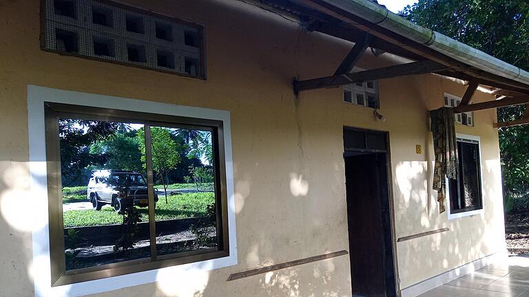 Neue Fenster für den Kindergarten in Kiparang’anda - Neue Fenster für den Kindergarten in Kiparang’anda Neue Fenster für den Kindergarten in Kiparang’anda - Neue Fenster für den Kindergarten in Kiparang’anda