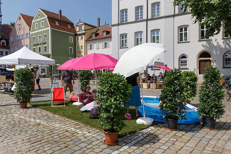 Beim Aktionstag am Kornmarkt in Regensburg wurden die Autos vom Platz entfernt und alternative Nutzungen aufgebaut: Wasserbecken, Rasen, Schattenplätze.&nbsp;