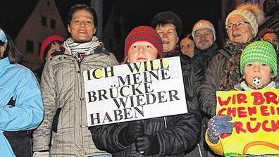 Groß und Klein: Druck für eine neue Fußgängerbrücke.