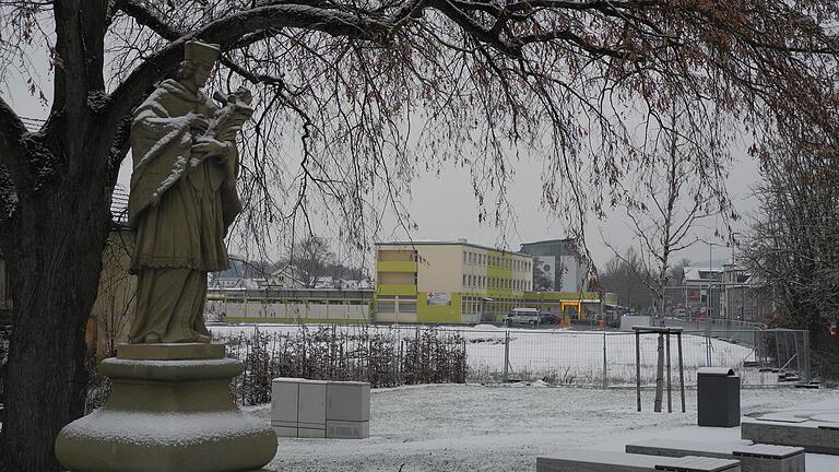 Noch geht der Blick vom Nepomuk an der neuen Brendbrücke über das Sparkassenareal ungehindert bis zur Post. Dort entsteht nun das Geschäftshaus der Sparkasse. Noch geht der Blick vom Nepomuk an der neuen Brendbrücke über das Sparkassenareal ungehindert bis zur Post. Dort entsteht nun das Geschäftshaus der Sparkasse.