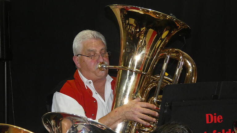 Alle Liebhaber der Blasmusik kamen am Samstag in der Frauengrundhalle in Ebern voll auf ihre Kosten. Die Blasmusik Kraisdorf begeisterte zusammen mit den Augsfelder Musikanten als Gäste und zeigte ihre ganze musikalische Bandbreite von böhmisch bis modern.