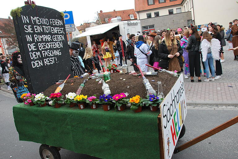 Die Gruppe Sächhamese mit dem mexikanischen Totenfest am Markktplatz