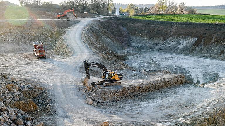 Hier in Helmstadt im Landkreis Würzburg könnte bald Unterfrankens einzige Bauschutt-Deponie der Klasse 1 entstehen. Der Standort ist umstritten, weil er im geplanten Trinkwasserschutzgebiet liegt.