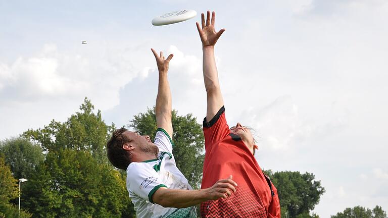 Beim Ultimate Frisbee versuchen zwei Mannschaften, mit einer Frisbee-Scheibe durch Laufen und Passen die Endzone zu erreichen. Selbst wenn die Spielerinnen und Spieler nach der Scheibe springen, versuchen sie auf Kontakt zu verzichten. Das wäre schließlich ein Foul.