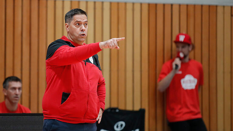 Würzburgs Trainer Sasa Filipovski dirigiert beim Testspiel gegen Ulm sein Team von der Seitenlinie. Der 48-Jährige freut sich auf den Saisonstart gegen die Telekom Baskets Bonn.