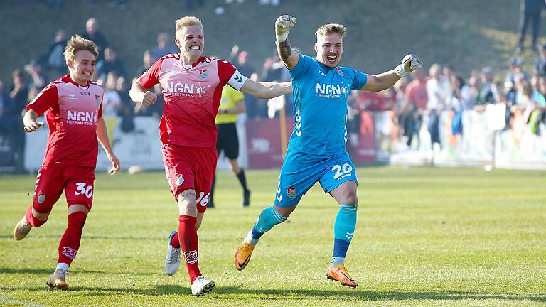 Mit drei parierten Elfmetern wurde Aubstadts Torhüter Lukas Wenzel (rechts) zum Matchwinner im Toto-Pokal-Halbfinale gegen den TSV 1860 München. Mit drei parierten Elfmetern wurde Aubstadts Torhüter Lukas Wenzel (rechts) zum Matchwinner im Toto-Pokal-Halbfinale gegen den TSV 1860 München. 