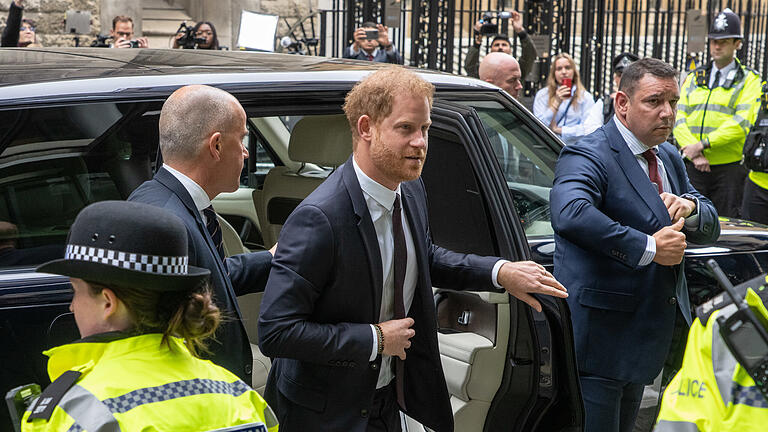 Prozess gegen den Verlag der britischen Zeitung «Mirror».jpeg       -  Prinz Harry, Herzog von Sussex, trifft vor dem High Court in London ein.