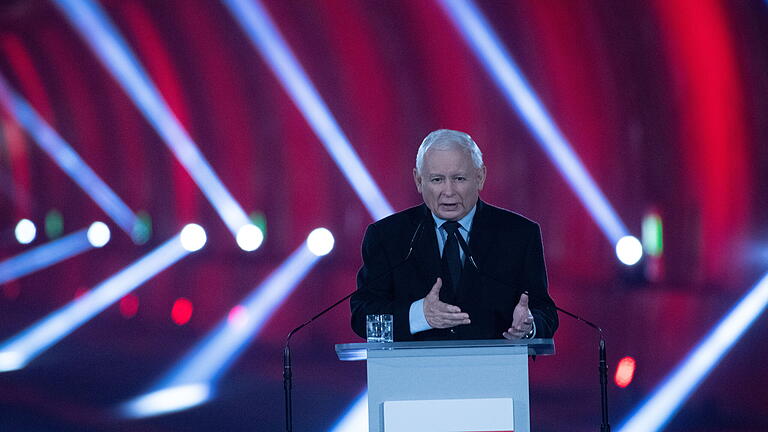 Polen eröffnet Autotunnel in Swinemünde - Usedom.jpeg       -  Jaroslaw Kaczynski, stellvertretender Ministerpräsident und Vorsitzender der Regierungspartei „Recht und Gerechtigkeit“ (PiS) bestreitet, dass es sich bei der mutmaßlichen Korruption um die Vergabe von Arbeitsvisa um eine Affäre handelt.