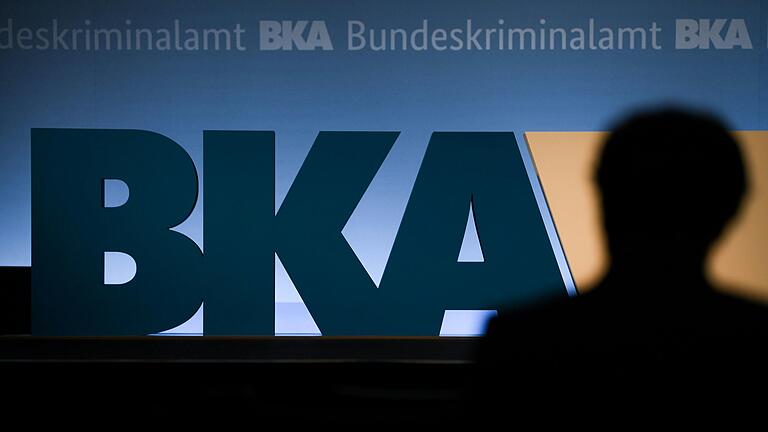 Die Zahlen der alljährlichen Statistik des Bundeskriminalamtes (BKA) bilden nicht die wirkliche Kriminalität ab. Entstehung und Beurteilung bedürfen deshalb gerade auch in Medien der Erklärung und der Einordnung.&nbsp;