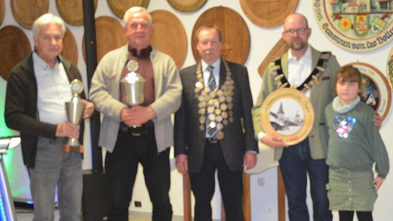 Das Foto zeigt Leo Runze, Heinz Fuchs, Peter Hügelschäffer, Stefan Furkel und Paulina Furkel. Das Foto zeigt Leo Runze, Heinz Fuchs, Peter Hügelschäffer, Stefan Furkel und Paulina Furkel.