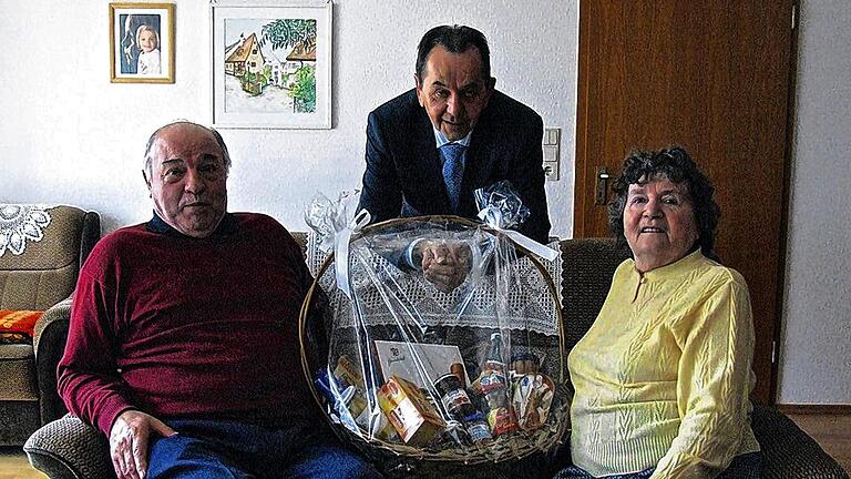 Diamantene Hochzeit: Bürgermeister Gundram Gehrsitz (Mitte) gratuliert Paul und Waltraud Hammer. Diamantene Hochzeit: Bürgermeister Gundram Gehrsitz (Mitte) gratuliert Paul und Waltraud Hammer.