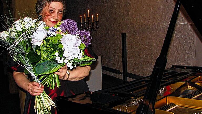 Blumen für die Künstlerin: Eva Smirnova faszinierte mit ihrem Klavierspiel einmal mehr das Publikum im Kloster Wechterswinkel.