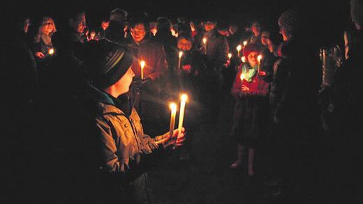 Vorweihnachtsstimmung: Auch in diesem Jahr veranstalteten die Evangelische Kirchengemeinde Bad Mergentheim und die Naturschutzgruppe Taubergrund in einer Kooperation am Weihnachtsvorabend eine besonders stimmungsvolle Weihnachtsfeier im nächtlichen Kletterwald zwischen Löffelstelzen und Bad Mergentheim.