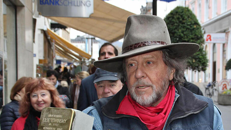 Künstler Gunter Demnig mit dem Stolperstein für Else Löwinsky, der in der Unteren Marktstraße verlegt wurde. Fotos: Werner Vogel       -  Künstler Gunter Demnig mit dem Stolperstein für Else Löwinsky, der in der Unteren Marktstraße verlegt wurde. Fotos: Werner Vogel