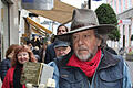 Künstler Gunter Demnig mit dem Stolperstein für Else Löwinsky, der in der Unteren Marktstraße verlegt wurde. Fotos: Werner Vogel       -  Künstler Gunter Demnig mit dem Stolperstein für Else Löwinsky, der in der Unteren Marktstraße verlegt wurde. Fotos: Werner Vogel