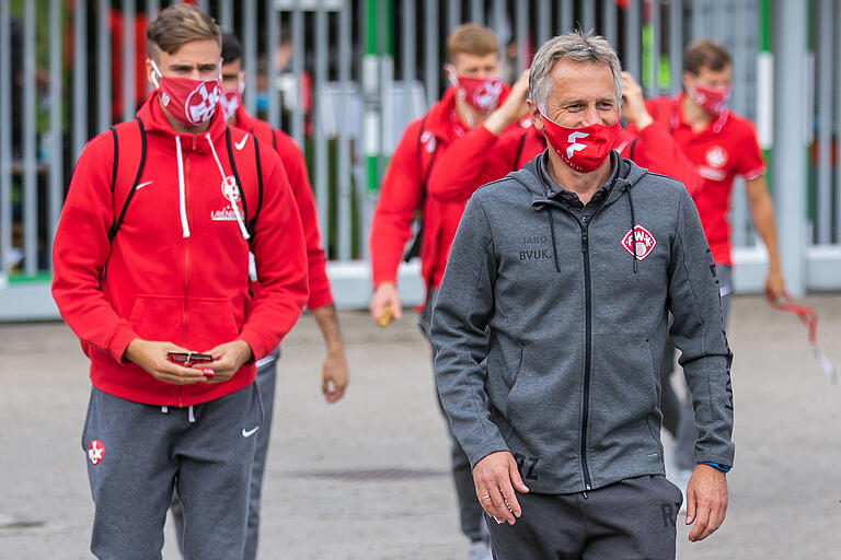 Besondere Zeiten auch für den Profi-Fußball: Wie hier beim Spiel gegen den 1. FC Kaiserslautern müssen Spieler, Betreuer und Klub-Verantwortliche wie Kickers-Co-Trainer Rainer Zietsch (rechts) beim Gang ins Stadion einen Mund-Nasen-Schutz tragen.