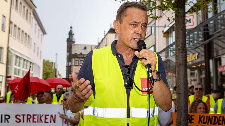 Peter König ist die Stimme der Gewerkschaft Verdi während des mehrmonatigen Streiks des Einzelhandels in Mainfranken. Das Bild zeigt ihn bei einer Demo im Juli in Schweinfurt.