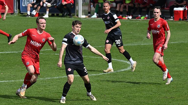 Tim Kraus (am Ball) war für Maximilian Zaiser in die Startelf der Kickers gerückt.
