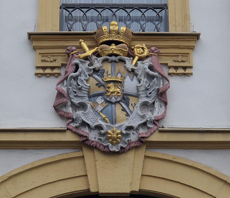 Wappen des Fürstbischofs Friedrich Karl von Schönborn am Balthasar-Neumann-Kaufhaus am Würzburger Markt.