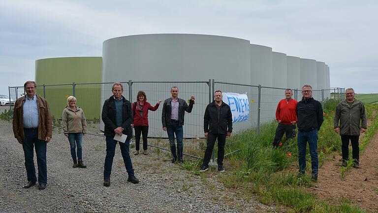 Die Sockel für die Windräder stehen längst. Ob sie weiter verbaut werden können, entscheidet der Landtag in der kommenden Woche. Für den Bau des Windparks machen sich stark (von links): Bürgermeister Wolfgang Seifert (Wülfershausen), Bürgermeisterin Conny Dahinten (Saal), Grünen-Landtagsabgeordneter Paul Knoblach aus Schweinfurt, Kreistagsabgeordnete Birgit Reder-Zirkelbach, die Investoren von Regio E2 Jürgen Rüth und Harald Schwarz, Martin Wirsing, Kreistagsabgeordneter Eberhard Räder und Bürgermeister Georg Menninger (Hollstadt). Die Sockel für die Windräder stehen längst. Ob sie weiter verbaut werden können, entscheidet der Landtag in der kommenden Woche. Für den Bau des Windparks machen sich stark (von links): Bürgermeister Wolfgang Seifert (Wülfershausen), Bürgermeisterin Conny Dahinten (Saal), Grünen-Landtagsabgeordneter Paul Knoblach aus Schweinfurt, Kreistagsabgeordnete Birgit Reder-Zirkelbach, die Investoren von Regio E2 Jürgen Rüth und Harald Schwarz, Martin Wirsing, Kreistagsabgeordneter Eberhard Räder und Bürgermeister Georg Menninger (Hollstadt).