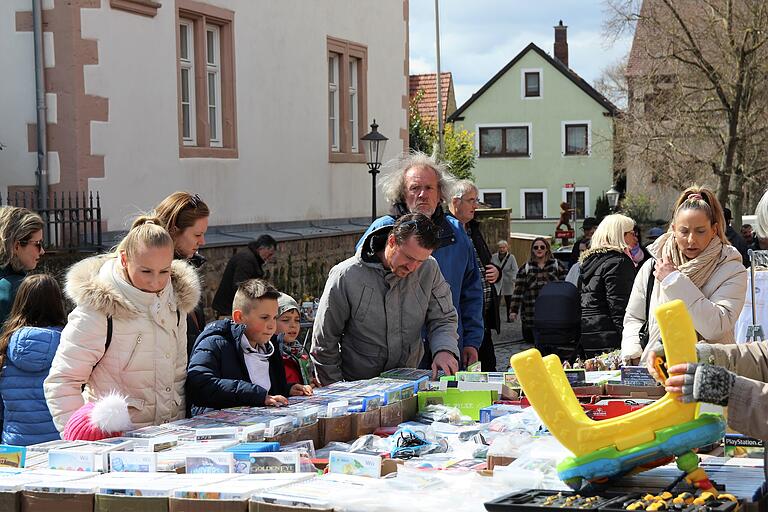 Beim Flohmarkt in der Breslauer Straße und der Bürgermeister-Weigand-Straße waren die Schnäppchenjäger unterwegs.