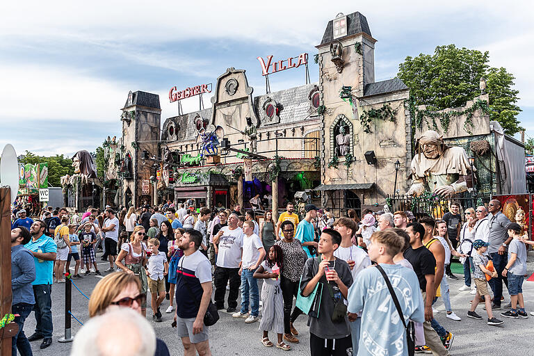 Die Geisterbahn gehört zu den beliebten Anlaufpunkten auf dem Volksfest.