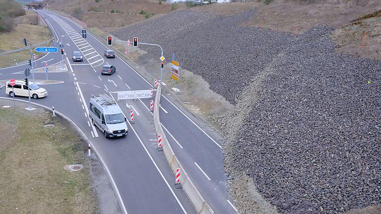 Nach dem Erdrutsch auf der B279 nahe der Autobahnauffahrt zur A71 bei Bad Neustadt gibt es nun gute Nachrichten. Nach dem Erdrutsch auf der B279 nahe der Autobahnauffahrt zur A71 bei Bad Neustadt gibt es nun gute Nachrichten.