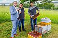 Gunther Wobser (links), Geschäftsführender Gesellschafter von Lauda, mit den Hobby-Imkern Manuel Faulhaber (Mitte) und Stephen Bauer (rechts) bei der Begutachtung der Bienenstöcke.