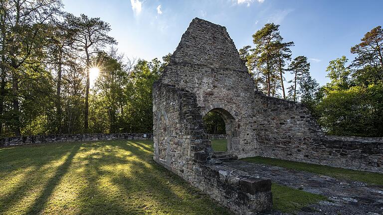 Die Ruine der Michelskirche ist eine Sehenswürdigkeit auf der Extratour Michelsberg bei Münnerstadt. - Die Ruine der Michelskirche ist eine Sehenswürdigkeit auf der Extratour Michelsberg bei Münnerstadt. Die Ruine der Michelskirche ist eine Sehenswürdigkeit auf der Extratour Michelsberg bei Münnerstadt. - Die Ruine der Michelskirche ist eine Sehenswürdigkeit auf der Extratour Michelsberg bei Münnerstadt.