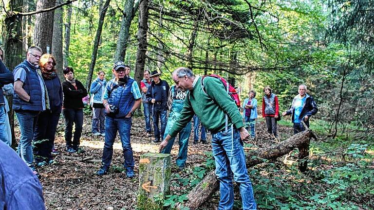 Bei der Ermershäuser Grenzwanderung informierte Förster Wolfgang Meiners über die Bedeutung alter Grenzsteine im Wald. Bei der Ermershäuser Grenzwanderung informierte Förster Wolfgang Meiners über die Bedeutung alter Grenzsteine im Wald.