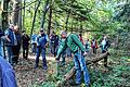 Bei der Ermershäuser Grenzwanderung informierte Förster Wolfgang Meiners über die Bedeutung alter Grenzsteine im Wald.