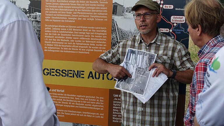Zahlreiche Fotos vom Autobahnbau vor 80 Jahren hat die Arbeitsgemeinschaft Autobahngeschichte zusammengetragen. Einige zeigte Gemündens Bürgermeister Jürgen Lippert bei der Führung am Dienstagabend. Zahlreiche Fotos vom Autobahnbau vor 80 Jahren hat die Arbeitsgemeinschaft Autobahngeschichte zusammengetragen. Einige zeigte Gemündens Bürgermeister Jürgen Lippert bei der Führung am Dienstagabend.