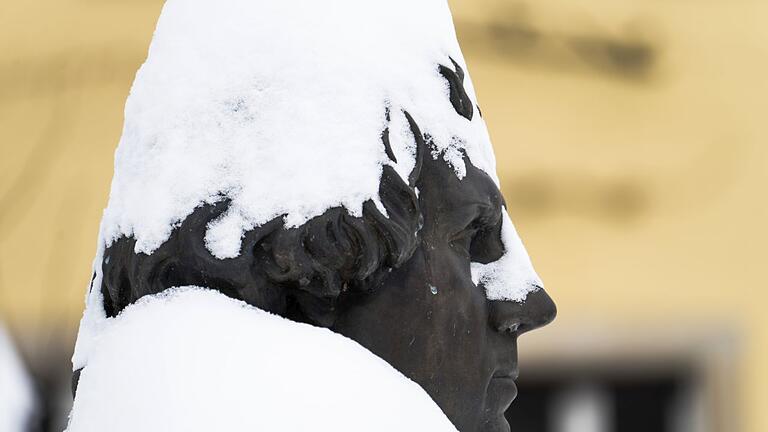 Denkmal mit Schneehaube.