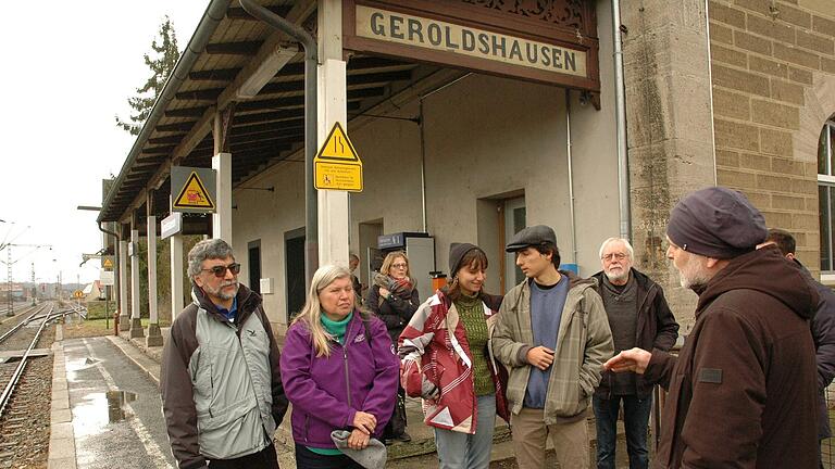 Die Nachkommen der Familie Langmandel besuchen nach 100 Jahren die Heimat ihrer Vorfahren in Moos: Die Auswanderer starteten am Bahnhof in Geroldshausen: von links Vater Fabio Bustos, Analia Langmandel, die Kinder Paula und Daniel, Historiker Roland Flade und Bürgermeister Gunther Ehrhardt.