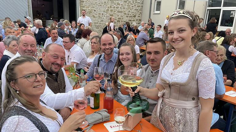 Die Rödelseer Weinprinzessin Johanna Kraft stieß mit vielen auf dem Weinfest an.