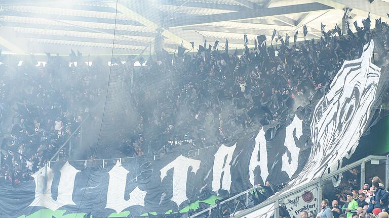 VfL Wolfsburg - Eintracht Frankfurt       -  An nahezu jedem Spieltag brennen Fans in den Bundesligastadien Pyrotechnik ab.