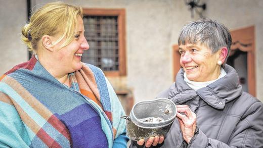 Mit dem Henkelmann: Rosemarie Wegner hat das Essensgefäß, aus dem sie als Schulmädchen den Griesbrei löffelte, an Claudia Jüngling vermacht. Die Museumspädagogin wohnt heute dort, wo Rosemarie Wegner einst wohnte &ndash; auf der Festung.PATTY VARASANO