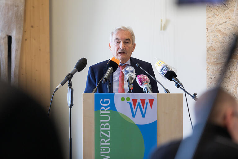 Der gemeinsame Krisenstab Würzburgs hatte am Mittwochmorgen über die neuesten Corona-Entwicklungen informiert. Auch Prof. Georg Ertl, Ärztlicher Direktor des Universitätsklinikums Würzburg, berichtete über Neuigkeiten. Der gemeinsame Krisenstab Würzburgs hatte am Mittwochmorgen über die neuesten Corona-Entwicklungen informiert. Auch Prof. Georg Ertl, Ärztlicher Direktor des Universitätsklinikums Würzburg, berichtete über Neuigkeiten.