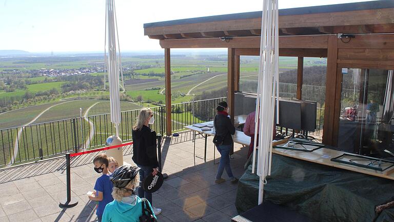 Auf der Terrasse des Gasthauses an der Stollburg in Handthal können sich Besucher am Wochenende kleine Mahlzeiten abholen.