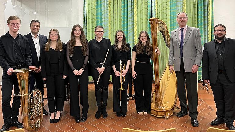 Fröhliche Gesichter nach einem gelungenen Konzert (von links): Linus Neugebauer, Musiklehrer Marcel Steinrichter, Hannah Finger, Ronja Schneider, Sophie Hain, Franziska Bohn, Cecilia Schwen, Schulleiter Robert Jäger, Musiklehrer Urs John.