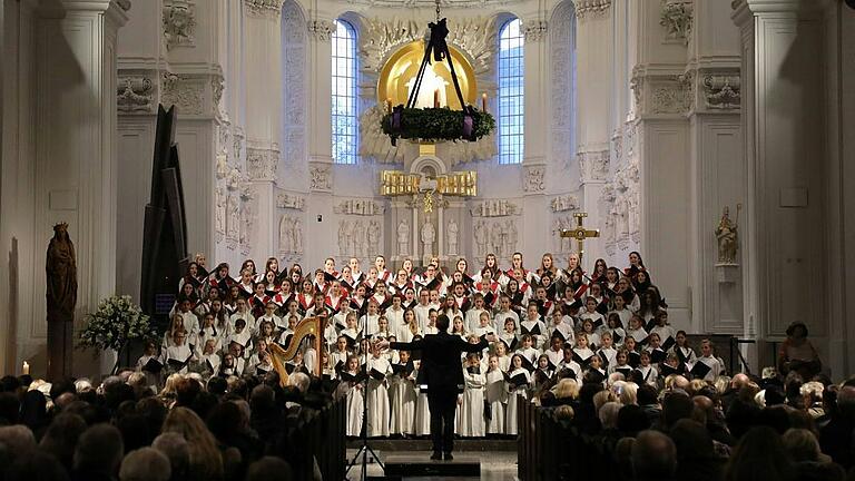 Mit dem Adventskonzert „A Ceremony of Carols“ stimmt die Mädchenkantorei am Würzburger Dom auf die Weihnachtszeit ein.