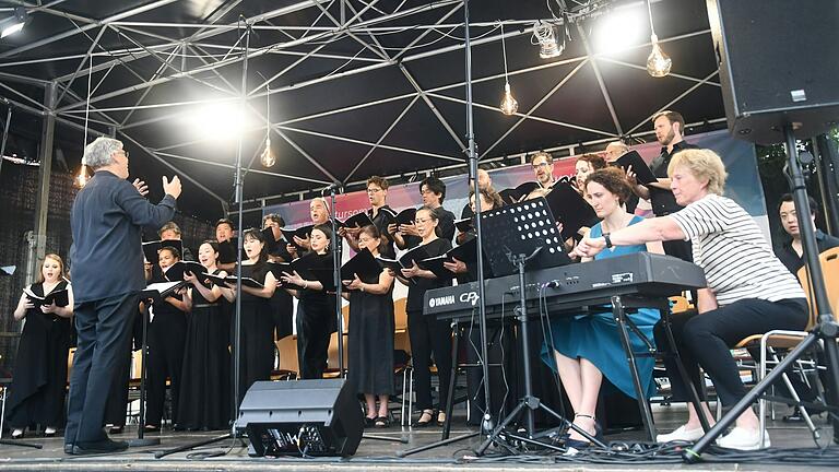 Trotz der Hitze legten der Chor des Mainfranken-Theaters mit Chorleiter Sören Eckhoff und der Pianistin Silvia Vassallo Paleologo (Zweite von rechts vorne) eine große Leichtigkeit an den Tag.