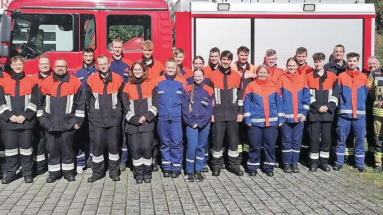 Gruppenbild aller Teilnehmer und Ausbilder mit Bürgermeister Daniel Wehner (1. Reihe, links) und Kreisbrandmeister Klaus Preisendörfer (1. Reihe, rechts) - Gruppenbild aller Teilnehmer und Ausbilder mit Bürgermeister Daniel Wehner (1. Reihe, links) und Kreisbrandmeister Klaus Preisendörfer (1. Reihe, rechts) Gruppenbild aller Teilnehmer und Ausbilder mit Bürgermeister Daniel Wehner (1. Reihe, links) und Kreisbrandmeister Klaus Preisendörfer (1. Reihe, rechts) - Gruppenbild aller Teilnehmer und Ausbilder mit Bürgermeister Daniel Wehner (1. Reihe, links) und Kreisbrandmeister Klaus Preisendörfer (1. Reihe, rechts)
