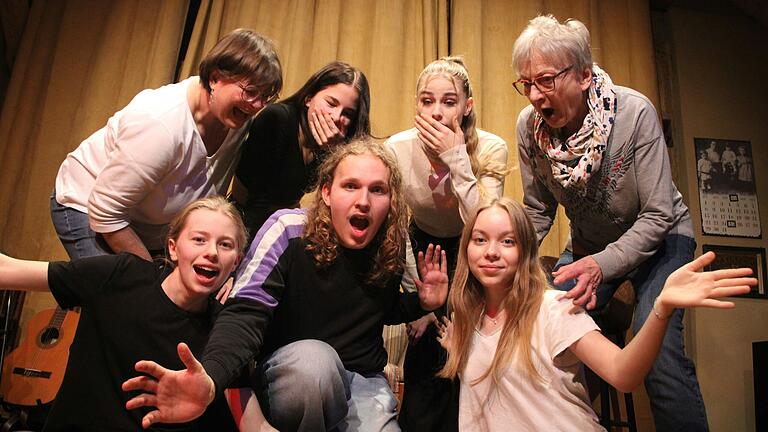 Hast scho' g'hört? In Unterlaimbach brodelt die fränkische Gerüchteküche. Die Köche (hinten von links): Brigitte Bergmann, Ella Bergmann, Olivia Gegner, Christine Schmidt-Kraemer, (vorne) Sophia Gegner, Benedikt Amtmann und Leonie Gegner.