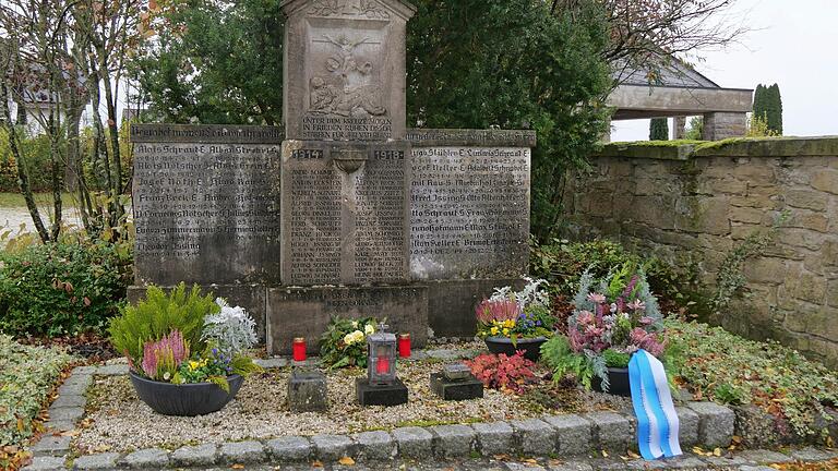 Am Kriegerdenkmal auf dem Friedhof in Erbshausen-Sulzwiesen hat Bürgermeister Bernd Schraud im Namen der Gemeinde Hausen zum Volkstrauertag ein Blumengesteck hingestellt.