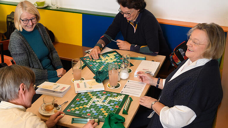 Immer zu zweit am Brett, sonst macht es Profis keinen Spaß: Scrabble-Treff im Würzburger 'Standard'.&nbsp;