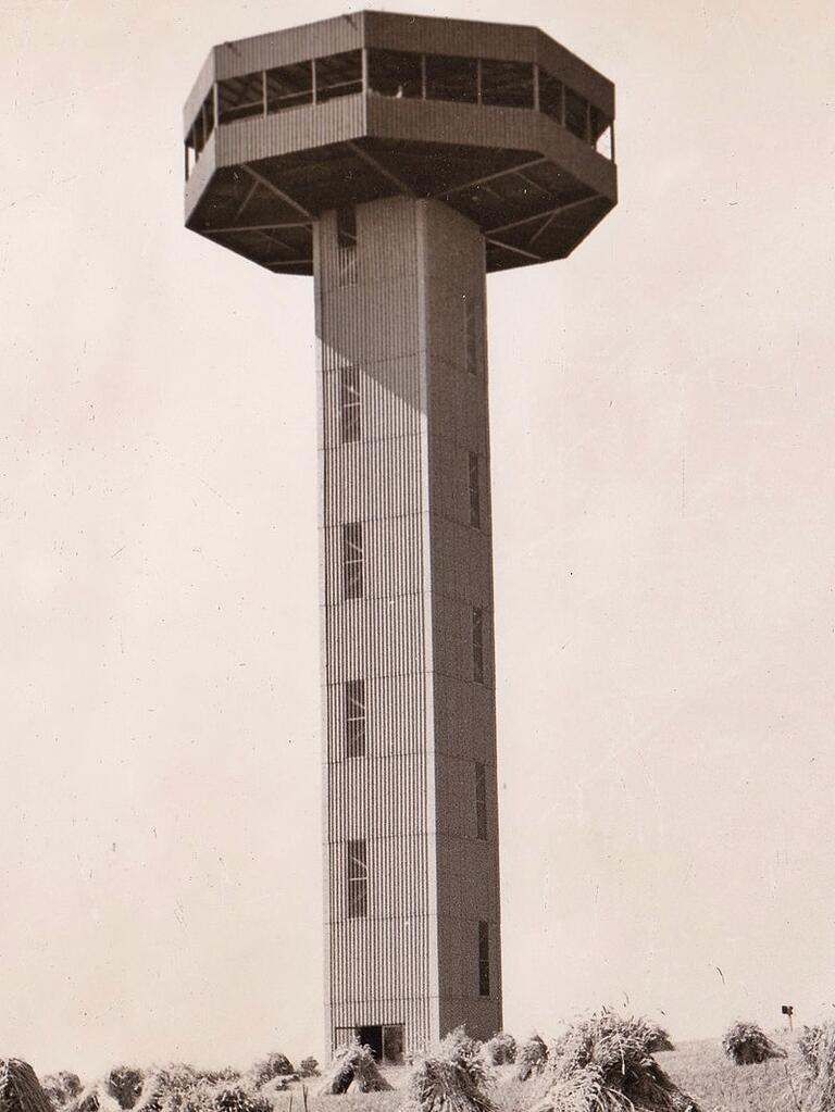 Im Visier der DDR-Staatssicherheit war der 1966 errichtete Bayernturm in Zimmerau. In den Anfangsjahren wurde der Bereich um den Turm noch bewirtschaftet, wie die Getreidefelder zeigen