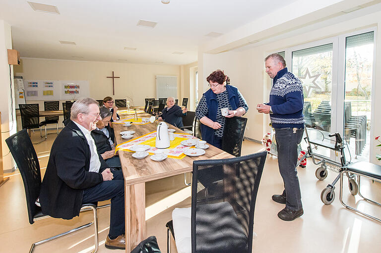 Norbert Kraus (links vorne) und Joseph Rückert (rechts im Bild) vom Freien Altenring begleiten das Projekt, sind Ansprechpartner für die Hausgemeinschaft und kennen jeden einzelnen Bewohner.